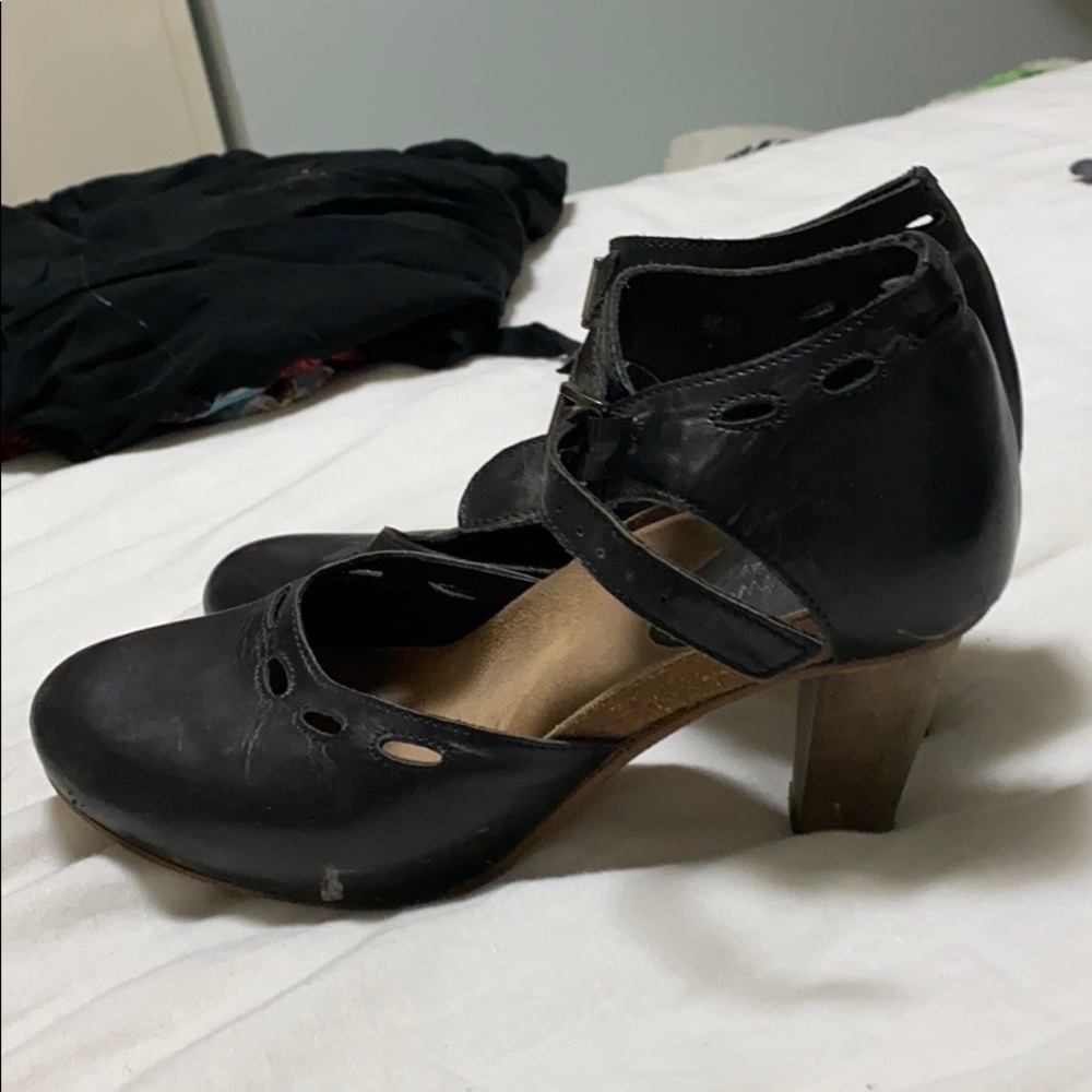 Twenty Two heels - Picture 2 of 4